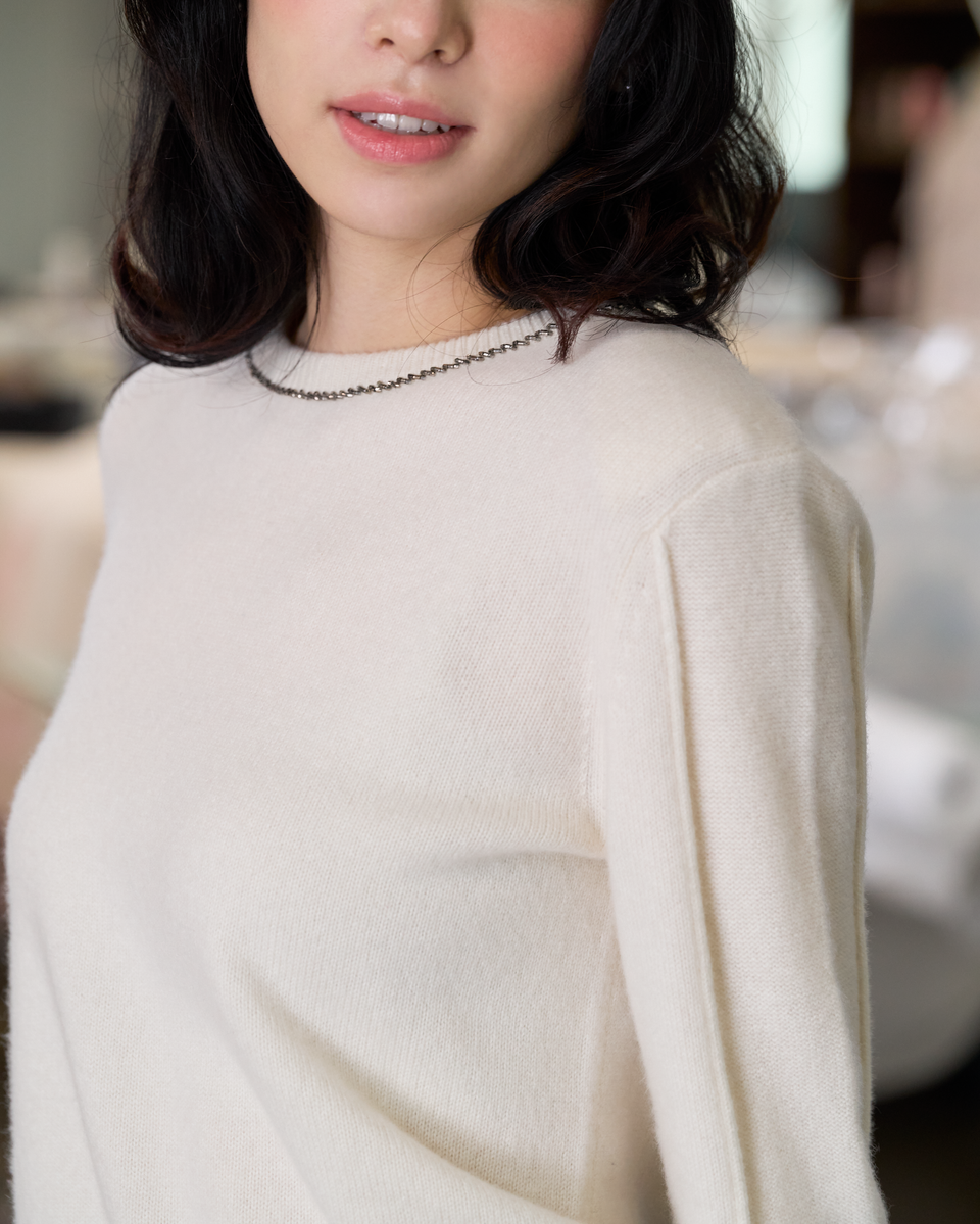 “盛裝慢行 Elegance Unhurried • 象牙白 Ivory” 100% Cashmere 手工珠繡圓領針織墊肩上衣