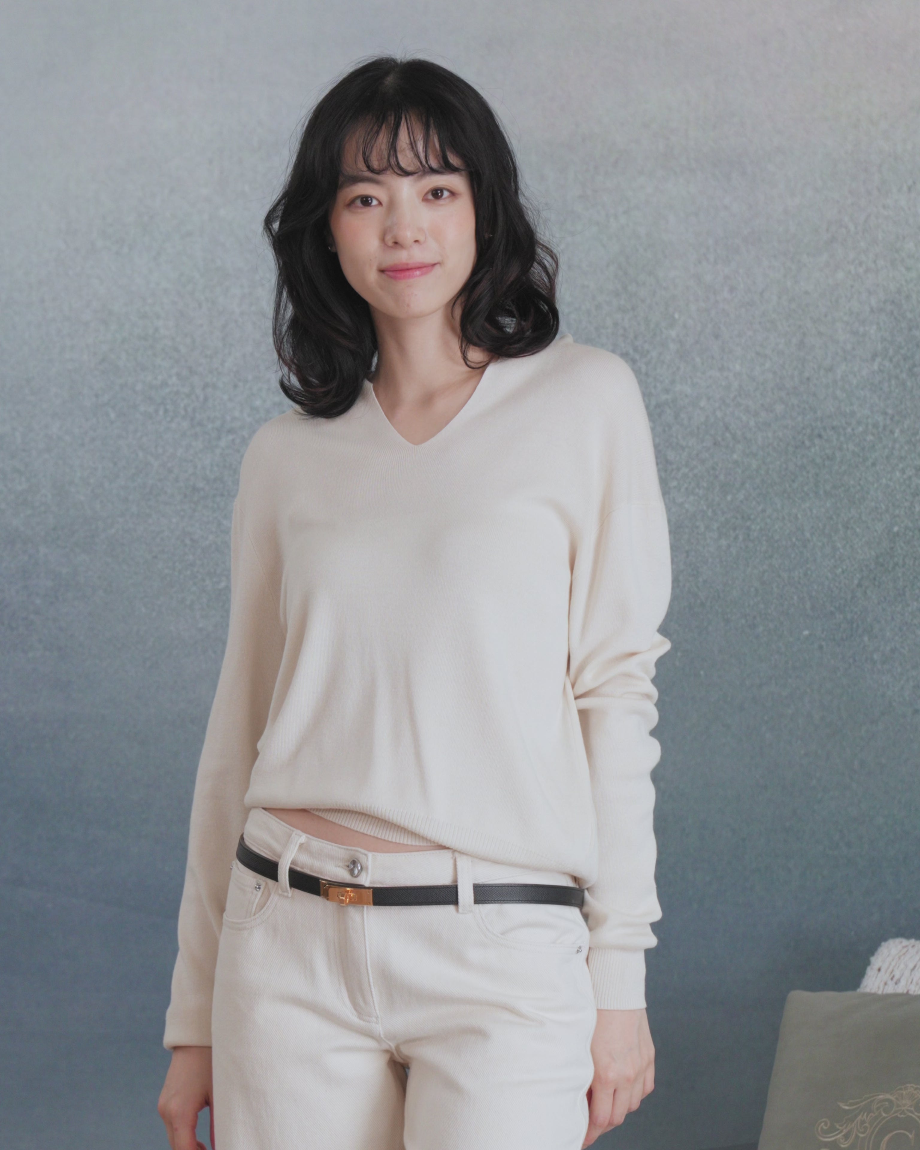 “日常偏愛 An Everyday Favourite • 米杏 Light Beige” 真絲 Cashmere 小翻領 V 領針織上衣