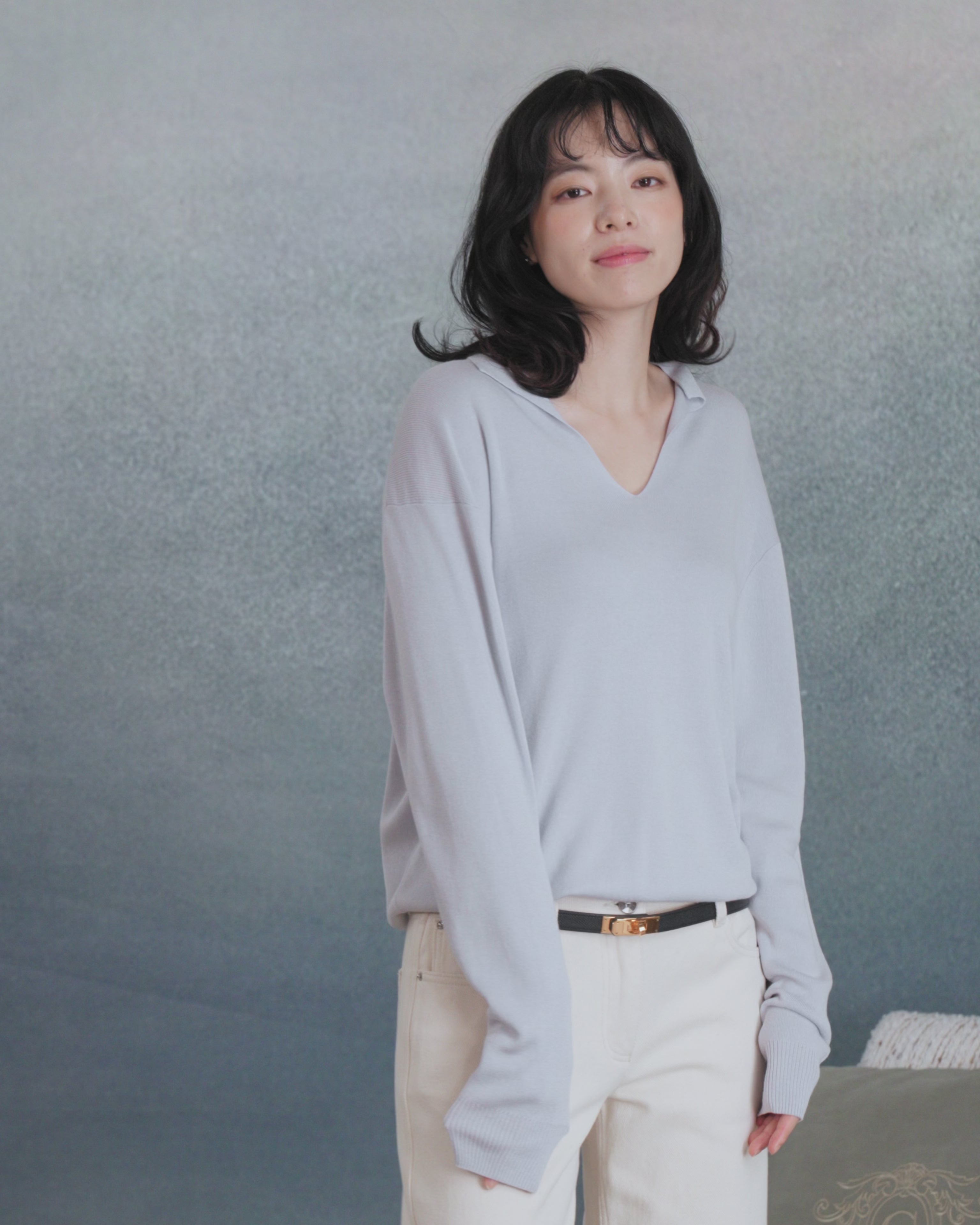 “日常偏愛 An Everyday Favourite • 淺藍 Light Blue” 真絲 Cashmere 小翻領 V 領針織上衣