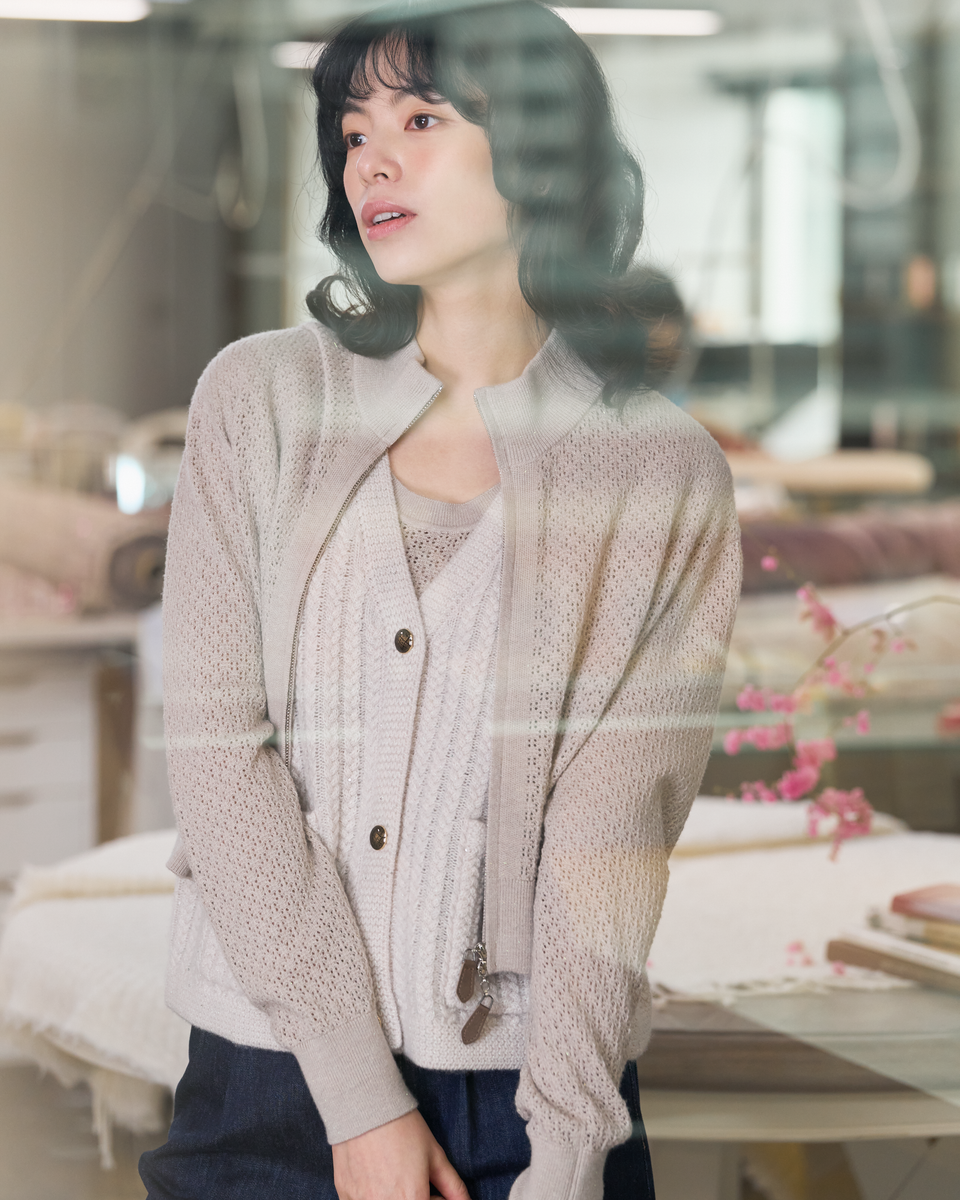 “柔光之間 In a Softer Light • 灰棕 Taupe” Cashmere 浮燦點織花眼工藝針織外套
