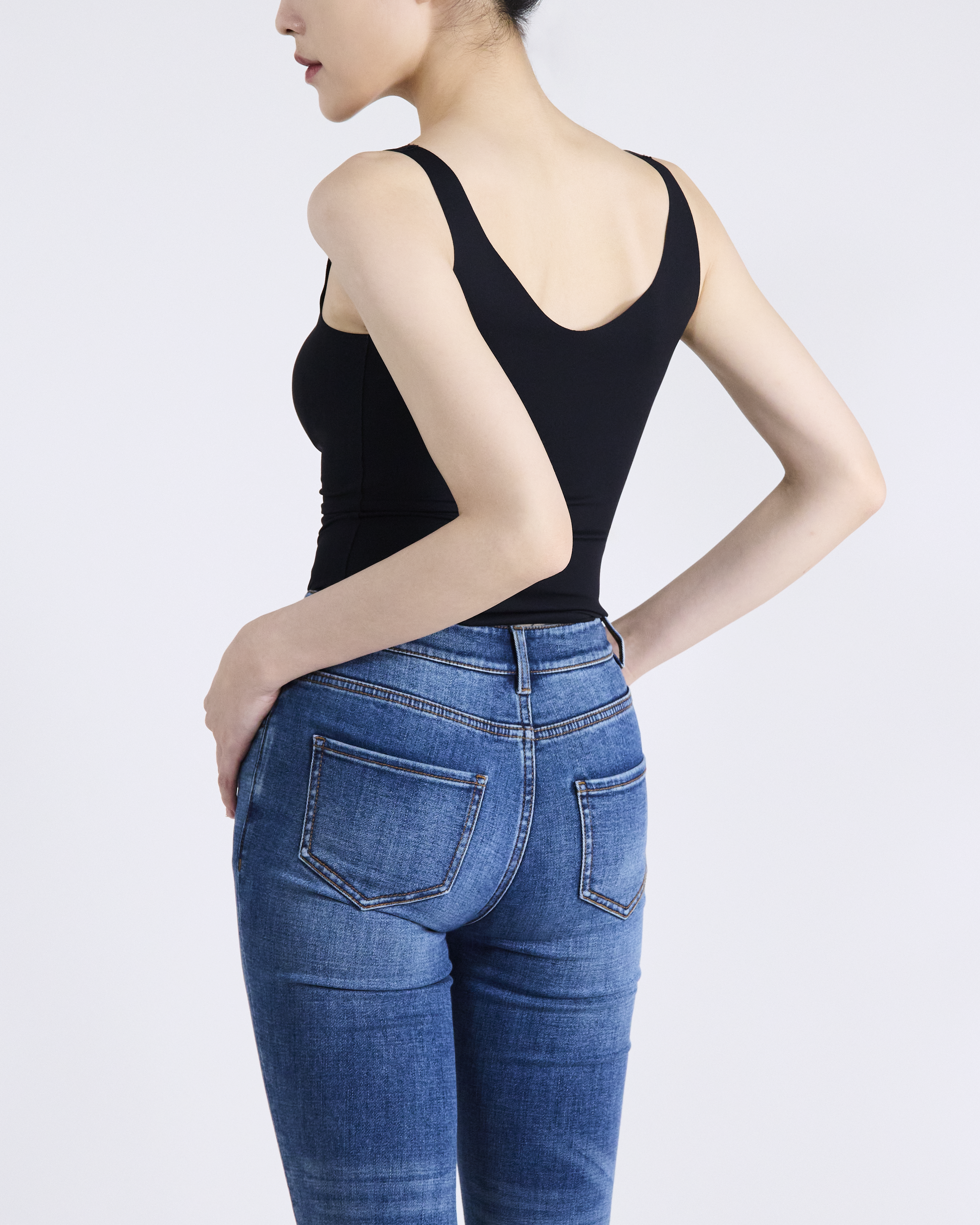 “By Inch.” 日本美肌科技無痕 V 領 Bra Top—黑色