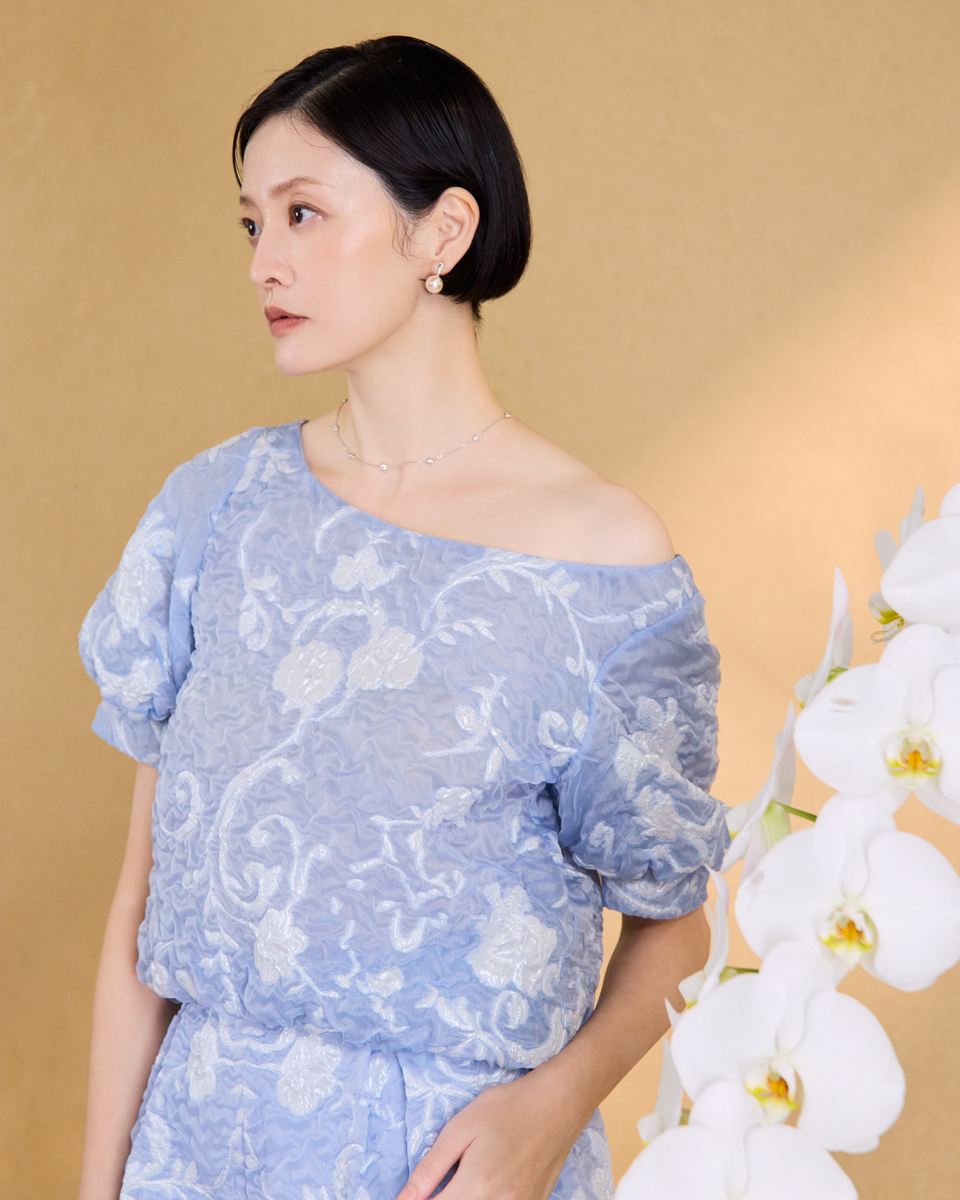 “瓷色芳華 Porcelain Reverie” 義大利織花立體藝術緹花赫本領上衣