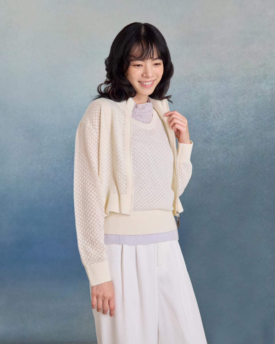 “柔光之間 In a Softer Light • 奶油白 Cream” Cashmere 浮燦點織花眼工藝針織外套