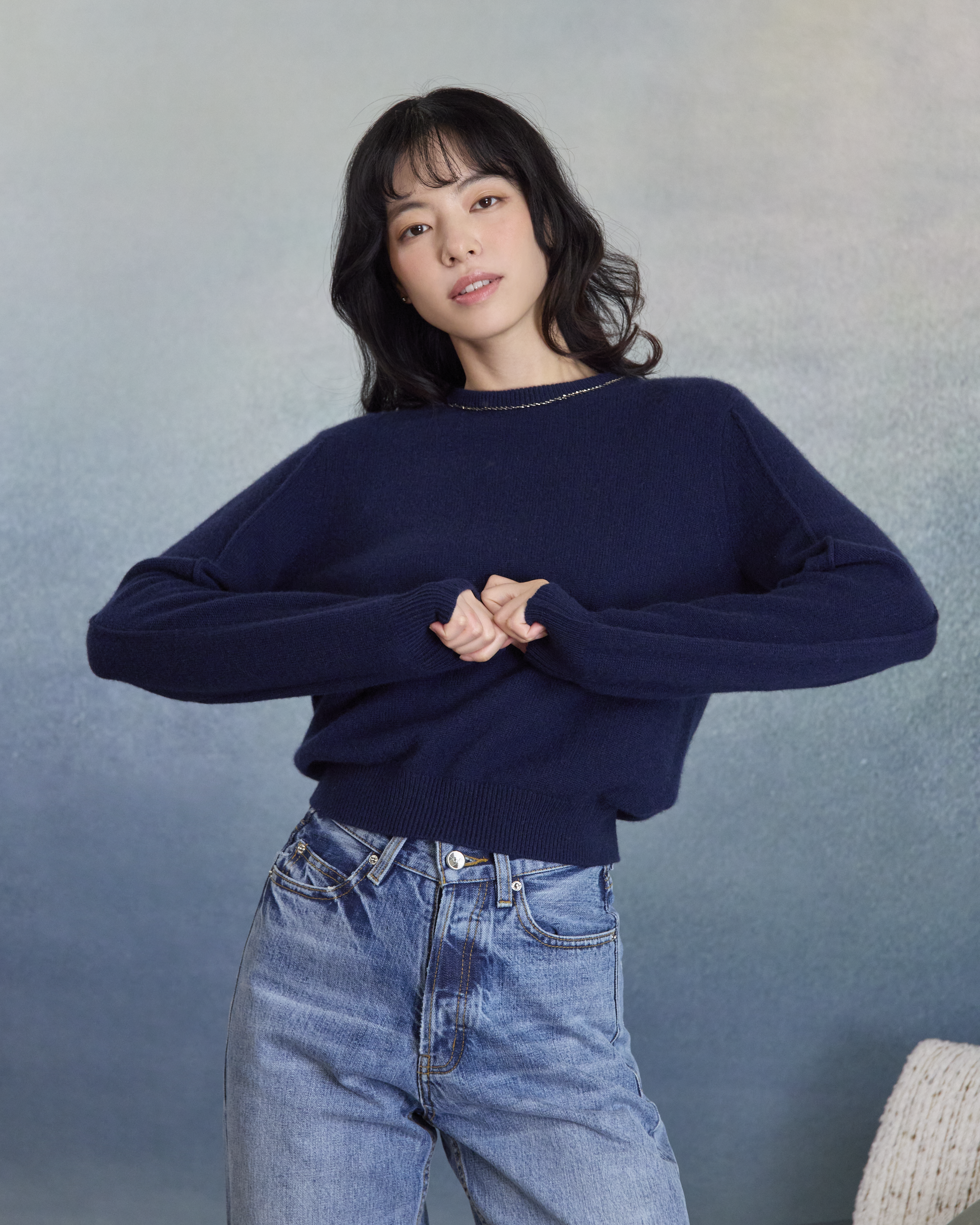 “盛裝慢行 Elegance at Ease • 午夜藍 Midnight Blue” 100% Cashmere 手工珠繡圓領針織墊肩上衣