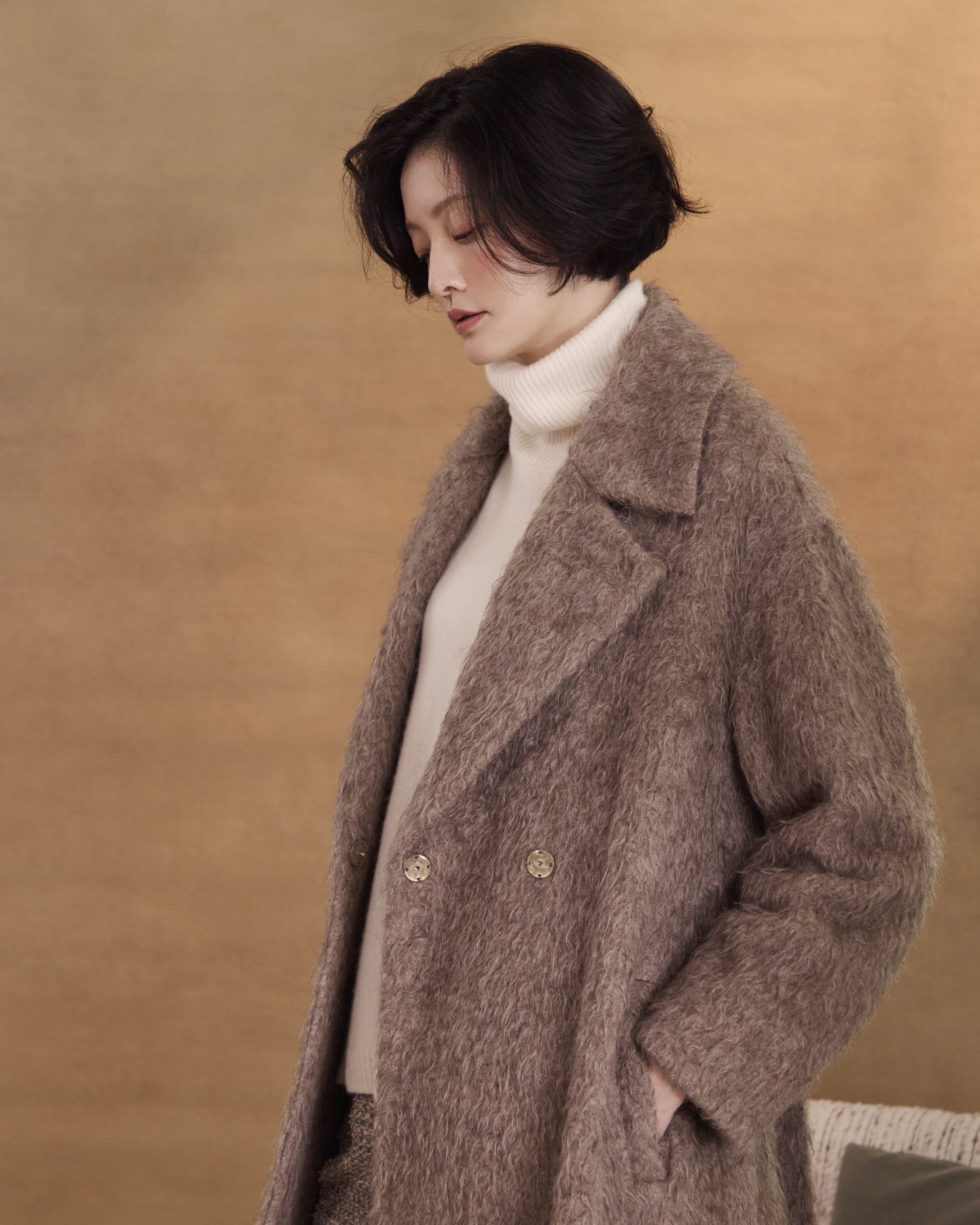 “擁抱的形狀 The Shape of an Embrace • 柔灰棕 Soft Taupe” 馬海毛羊毛立體絨圈繫帶長大衣