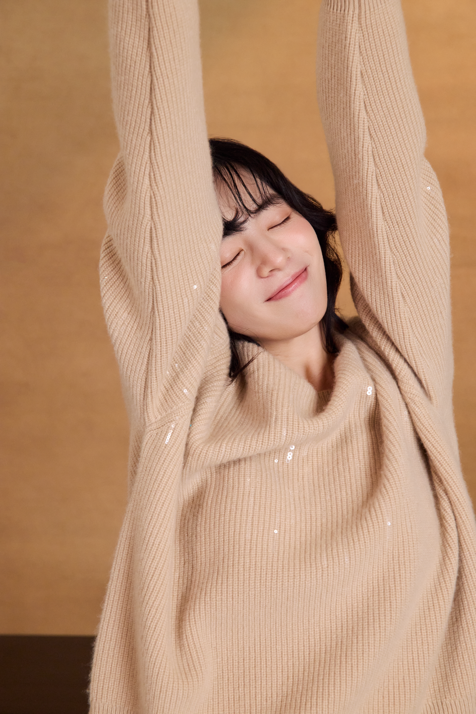 “閒日微光 An Off-Duty Glow • 奶茶 Milk Tea” 100% Cashmere 圓領落肩亮片針織上衣